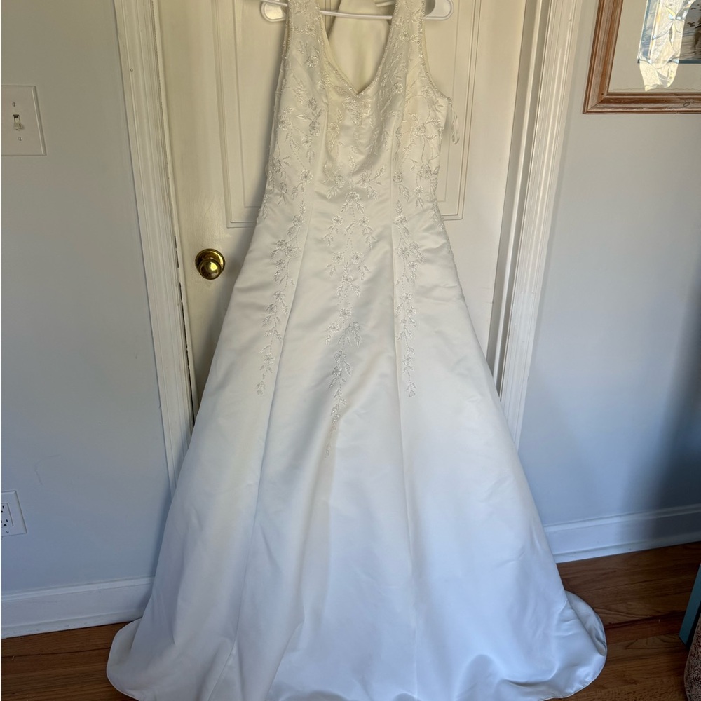 Elegant White Wedding Dress